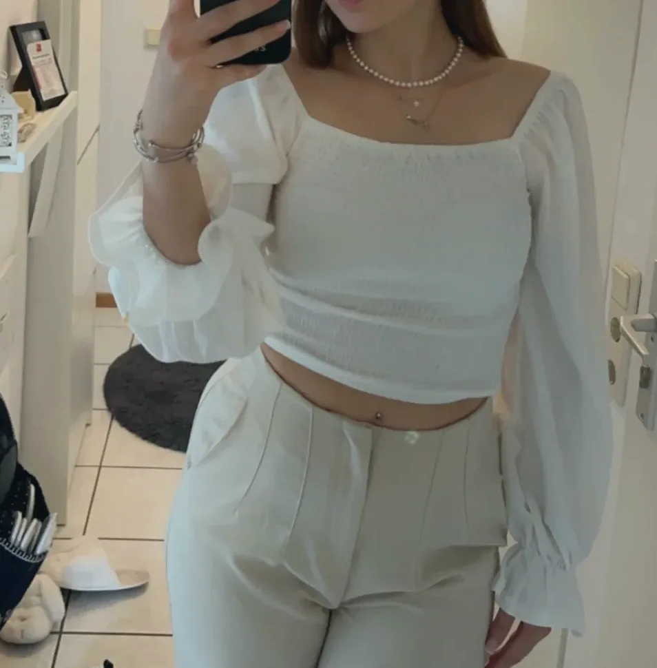 Leila, 25